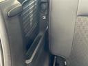 後席右脇に小物入れと電源端子があります