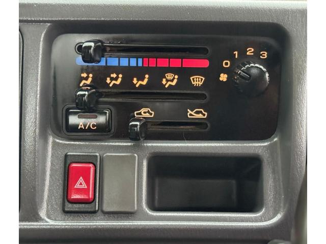 サンバートラック ＴＢ　パートタイム４ｗｄ　５ＭＴギアチェンジ車　運転席エアバッグ（5枚目）
