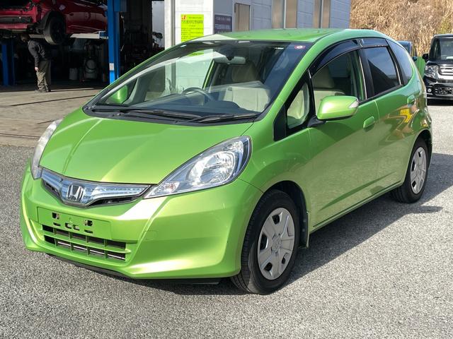 フィットハイブリッド ベースグレード　アイドリングストップ／ＣＤ／盗難防止装置／頸部衝撃緩和ヘッドレスト／運転席エアバック／助手席エアバック／クルーズコントロール／（4枚目）