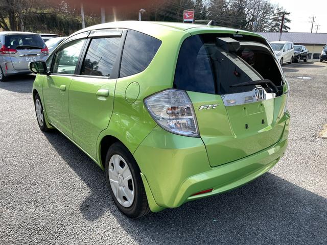 フィットハイブリッド ベースグレード　アイドリングストップ／ＣＤ／盗難防止装置／頸部衝撃緩和ヘッドレスト／運転席エアバック／助手席エアバック／クルーズコントロール／（6枚目）