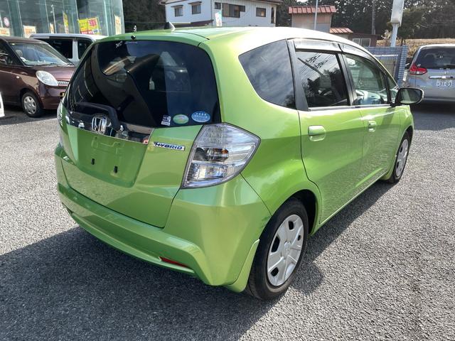 フィットハイブリッド ベースグレード　アイドリングストップ／ＣＤ／盗難防止装置／頸部衝撃緩和ヘッドレスト／運転席エアバック／助手席エアバック／クルーズコントロール／（8枚目）