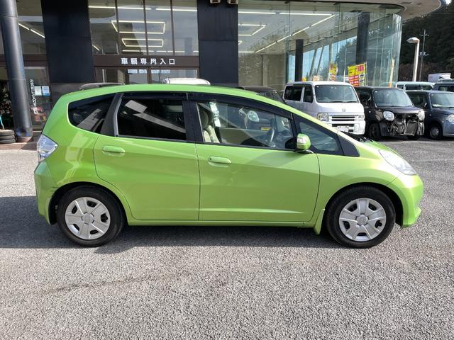 フィットハイブリッド ベースグレード　アイドリングストップ／ＣＤ／盗難防止装置／頸部衝撃緩和ヘッドレスト／運転席エアバック／助手席エアバック／クルーズコントロール／（9枚目）