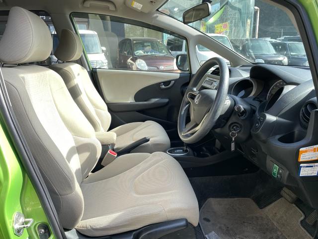 フィットハイブリッド ベースグレード　アイドリングストップ／ＣＤ／盗難防止装置／頸部衝撃緩和ヘッドレスト／運転席エアバック／助手席エアバック／クルーズコントロール／（10枚目）