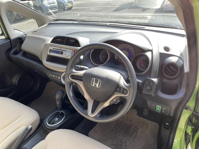 フィットハイブリッド ベースグレード　アイドリングストップ／ＣＤ／盗難防止装置／頸部衝撃緩和ヘッドレスト／運転席エアバック／助手席エアバック／クルーズコントロール／（11枚目）