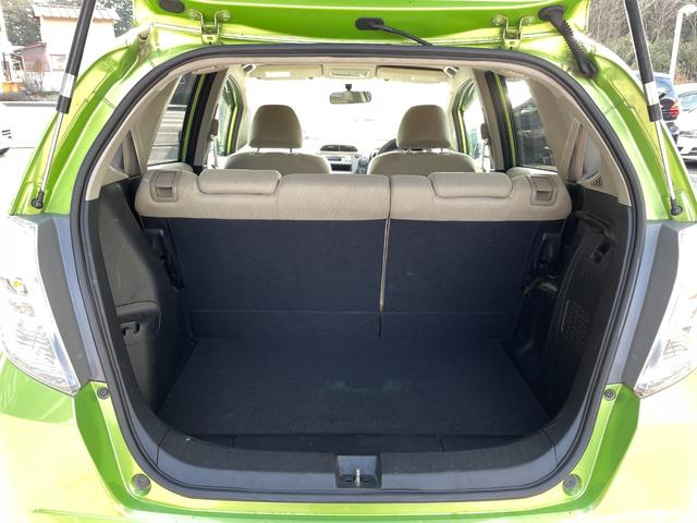 フィットハイブリッド ベースグレード　アイドリングストップ／ＣＤ／盗難防止装置／頸部衝撃緩和ヘッドレスト／運転席エアバック／助手席エアバック／クルーズコントロール／（16枚目）