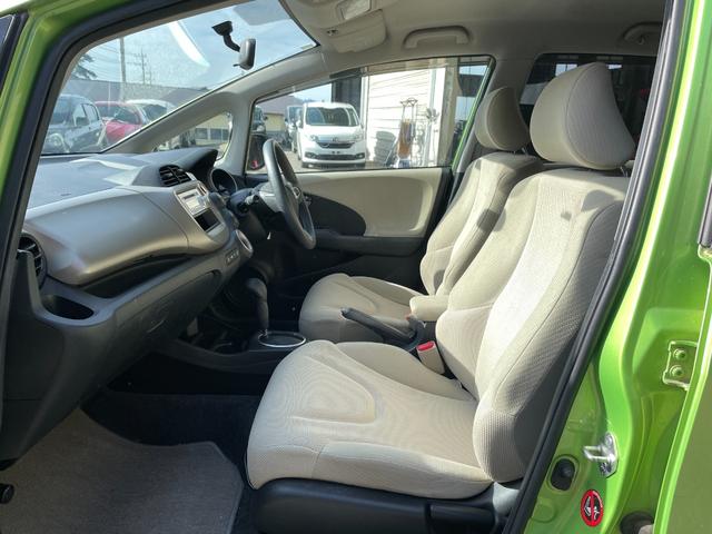 フィットハイブリッド ベースグレード　アイドリングストップ／ＣＤ／盗難防止装置／頸部衝撃緩和ヘッドレスト／運転席エアバック／助手席エアバック／クルーズコントロール／（22枚目）