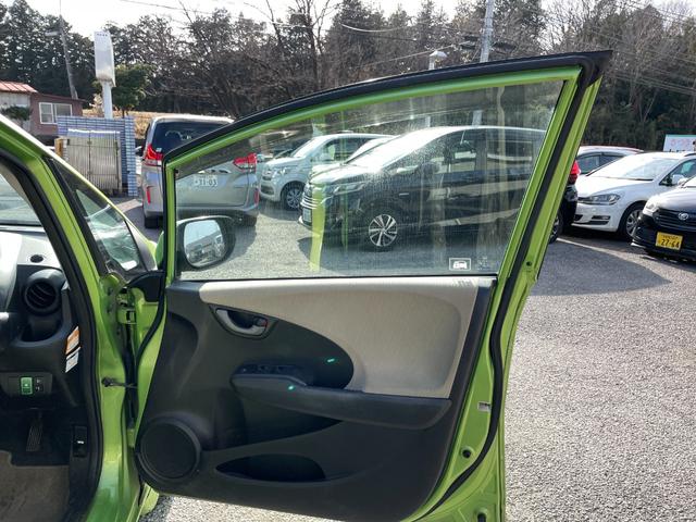 フィットハイブリッド ベースグレード　アイドリングストップ／ＣＤ／盗難防止装置／頸部衝撃緩和ヘッドレスト／運転席エアバック／助手席エアバック／クルーズコントロール／（24枚目）