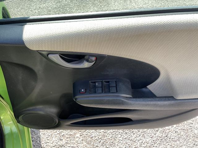 フィットハイブリッド ベースグレード　アイドリングストップ／ＣＤ／盗難防止装置／頸部衝撃緩和ヘッドレスト／運転席エアバック／助手席エアバック／クルーズコントロール／（25枚目）