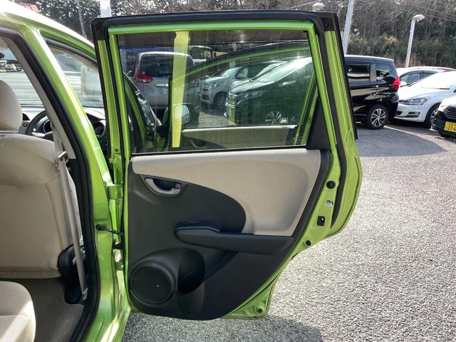 フィットハイブリッド ベースグレード　アイドリングストップ／ＣＤ／盗難防止装置／頸部衝撃緩和ヘッドレスト／運転席エアバック／助手席エアバック／クルーズコントロール／（26枚目）