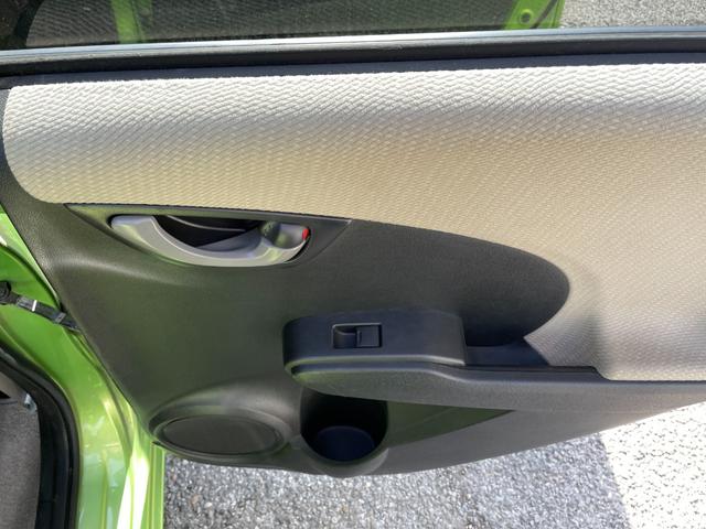 フィットハイブリッド ベースグレード　アイドリングストップ／ＣＤ／盗難防止装置／頸部衝撃緩和ヘッドレスト／運転席エアバック／助手席エアバック／クルーズコントロール／（27枚目）