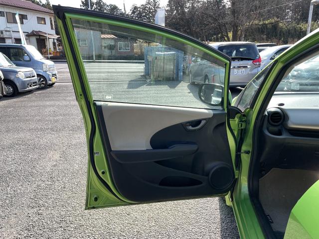 フィットハイブリッド ベースグレード　アイドリングストップ／ＣＤ／盗難防止装置／頸部衝撃緩和ヘッドレスト／運転席エアバック／助手席エアバック／クルーズコントロール／（28枚目）