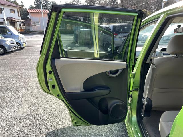 フィットハイブリッド ベースグレード　アイドリングストップ／ＣＤ／盗難防止装置／頸部衝撃緩和ヘッドレスト／運転席エアバック／助手席エアバック／クルーズコントロール／（30枚目）