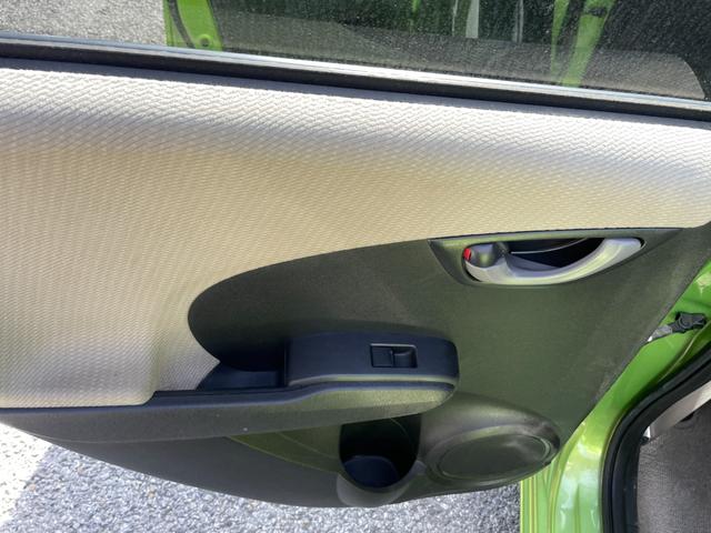 フィットハイブリッド ベースグレード　アイドリングストップ／ＣＤ／盗難防止装置／頸部衝撃緩和ヘッドレスト／運転席エアバック／助手席エアバック／クルーズコントロール／（31枚目）