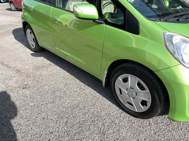 フィットハイブリッド ベースグレード　アイドリングストップ／ＣＤ／盗難防止装置／頸部衝撃緩和ヘッドレスト／運転席エアバック／助手席エアバック／クルーズコントロール／（33枚目）