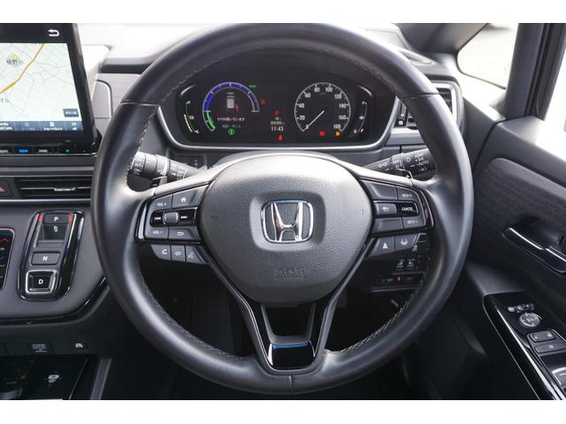 オデッセイハイブリッド e:HEVアブソルート・EXブラックエディション ホンダセンシング/衝突軽減ブレーキ/オートテールゲート/前後ドラレコ/ETC2.0/前後パーキングセンサー/シートヒーター/ワイヤレス充電器/パワーシート/オットマン/マルチビューカメラ/ナビ/USB(13枚目)