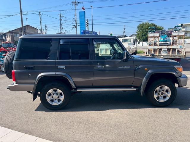 ランドクルーザー７０ バン　４ＷＤ　５速マニュアル　フルナビ　バックカメラ　ＥＴＣ　アルミホイール　運転席・助手席エアバック　ＡＢＳ　エアコン　パワステ　パワーウィンドウ（8枚目）