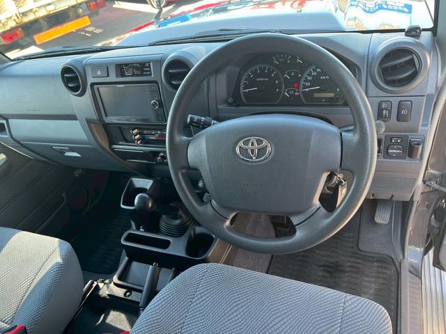 ランドクルーザー７０ バン　４ＷＤ　５速マニュアル　フルナビ　バックカメラ　ＥＴＣ　アルミホイール　運転席・助手席エアバック　ＡＢＳ　エアコン　パワステ　パワーウィンドウ（18枚目）