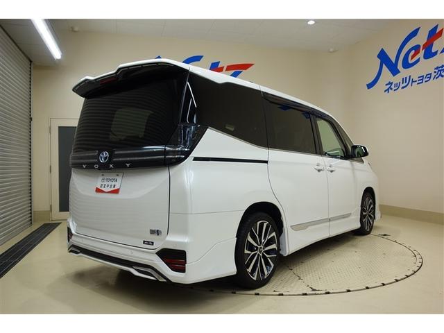 ヴォクシー ハイブリッドＳ－Ｚ　パワーウィンドウ　ＤＶＤ再生機能　インテリキー　横滑防止装置　地デジＴＶ　アクティブクルーズコントロール　１オナ　フルオートエアコン　リアカメラ　エアバッグ　ＡＢＳ　１００Ｖ充電　ナビＴＶ　ＷＡＣ（6枚目）