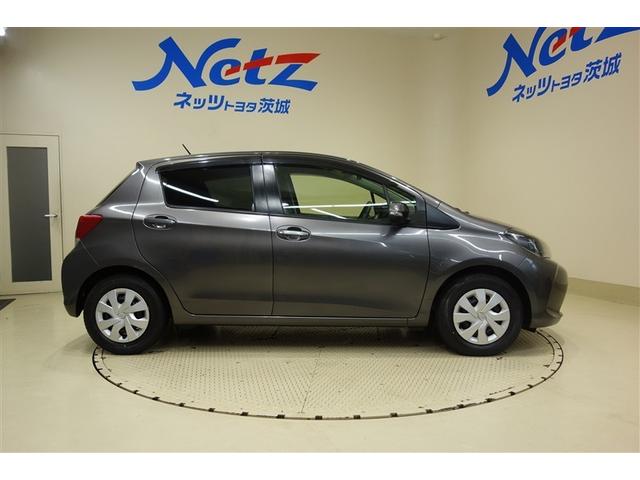 ヴィッツ Ｆ　アイドリングストップ車　パワーウィンドウ　エアバック　Ｗエアバック　エアコン　横滑り防止装置　キーレスキー　整備記録簿　パワステ　ワンセグＴＶ　ナビ・ＴＶ　メモリーナビゲーション　ＡＢＳ　ワンオーナー（6枚目）