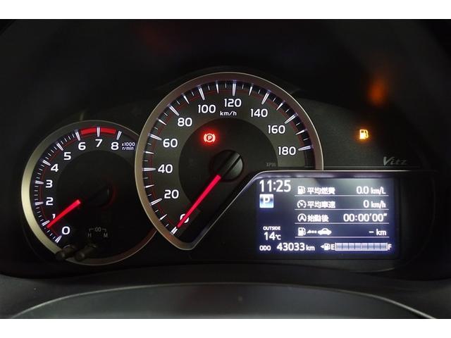 ヴィッツ Ｆ　アイドリングストップ車　パワーウィンドウ　エアバック　Ｗエアバック　エアコン　横滑り防止装置　キーレスキー　整備記録簿　パワステ　ワンセグＴＶ　ナビ・ＴＶ　メモリーナビゲーション　ＡＢＳ　ワンオーナー（15枚目）