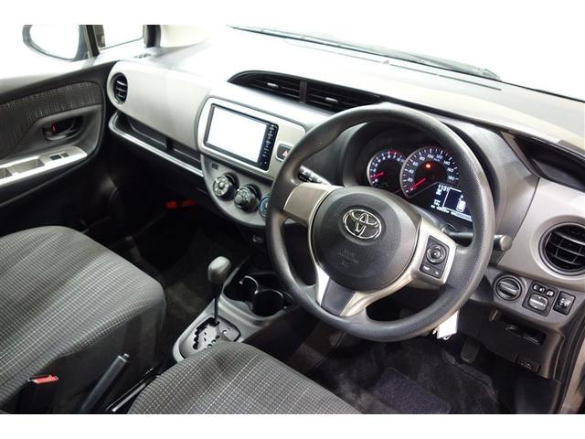 ヴィッツ Ｆ　アイドリングストップ車　パワーウィンドウ　エアバック　Ｗエアバック　エアコン　横滑り防止装置　キーレスキー　整備記録簿　パワステ　ワンセグＴＶ　ナビ・ＴＶ　メモリーナビゲーション　ＡＢＳ　ワンオーナー（20枚目）