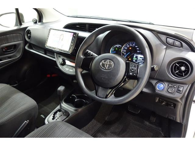 ヴィッツ ハイブリッドＦ　横滑り防止機能　盗難防止装置　ＬＥＤヘッドランプ　エコモード　フルセグＴＶ　ＥＴＣ車載器　ドライブレコーダー　スマートキー　キーレス　記録簿　パワーステアリング　ミュージックプレイヤー接続可　エアコン（23枚目）