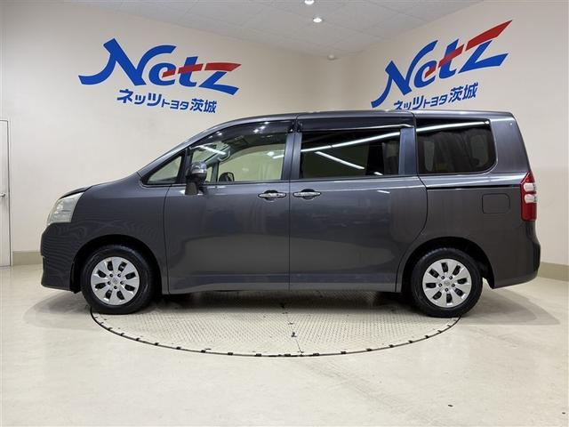ノア Ｘ　スマートエディション　ナビ＆ＴＶ　リアクーラー　キーレス　パワーウインドウ　１オーナー　スマートキー　３列シート　ＥＴＣ　パワーステアリング　盗難防止システム　オートエアコン　ミュージックプレイヤー接続可　ＤＶＤ再生（11枚目）