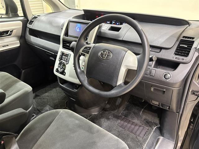 ノア Ｘ　スマートエディション　ナビ＆ＴＶ　リアクーラー　キーレス　パワーウインドウ　１オーナー　スマートキー　３列シート　ＥＴＣ　パワーステアリング　盗難防止システム　オートエアコン　ミュージックプレイヤー接続可　ＤＶＤ再生（23枚目）