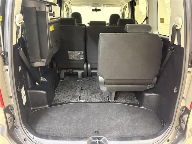 ノア Ｘ　スマートエディション　ナビ＆ＴＶ　リアクーラー　キーレス　パワーウインドウ　１オーナー　スマートキー　３列シート　ＥＴＣ　パワーステアリング　盗難防止システム　オートエアコン　ミュージックプレイヤー接続可　ＤＶＤ再生（30枚目）