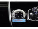 運転席と助手席で温度設定可能なデュアルモードオートエアコン装備。左右独立して自動で温度を調整して快適空間を保ちます。
