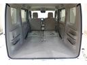 後席シートを前方に収納すれば広々とした荷室になり、大きな荷物も積めます。