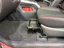 助手席シート下の収納スペースです。普段使わないものを収納しておけます。