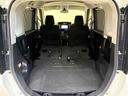 後席シートを前方に収納すれば広々とした荷室になり、大きな荷物も積めます。
