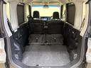 後席シートを前方に収納すれば広々とした荷室になり、大きな荷物も積めます。