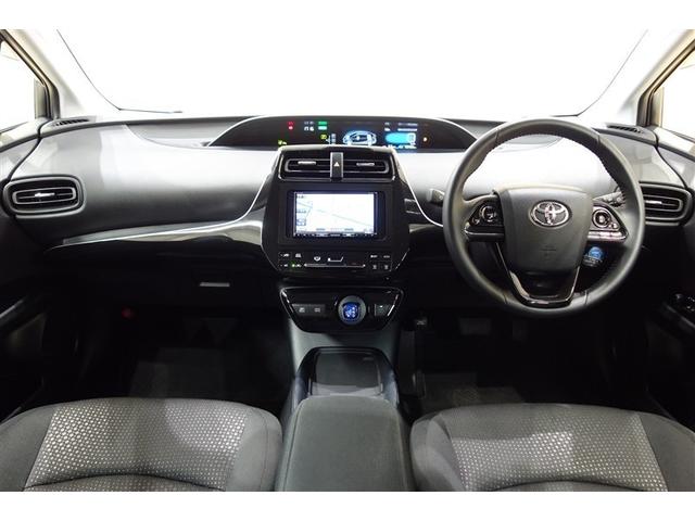 視認性に優れ、しっかりまとまった感のあるインパネ。各操作スイッチなどもドライバーの使いやすい位置に配置されていますよ。