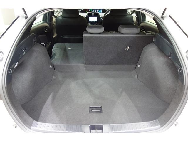 後席は６：４分割可倒式リヤシート。長めの荷物を載せるときにいいですね。