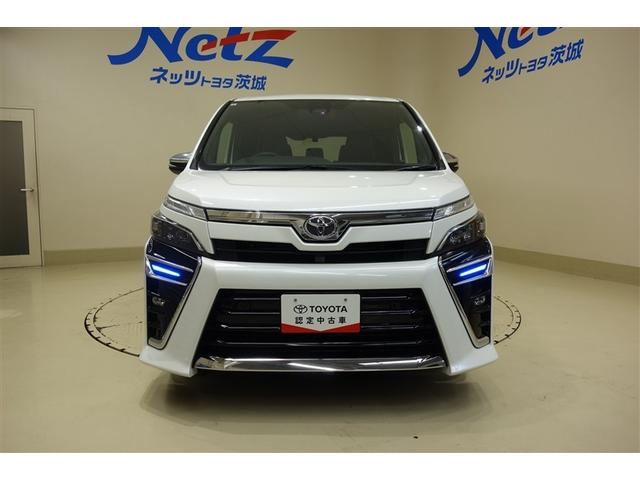 ヴォクシー ＺＳ　煌ＩＩＩ　プリクラッシュ　スマートキ　アイスト　ＤＶＤ再生機能　記録簿付き　横滑り防止装置　ナビＴＶ　アルミ　三列シート　ＷＡＣ　盗難防止　オートエアコン　キーレス　ＥＴＣ装備　パワステ　メモリナビ　クルコン（4枚目）