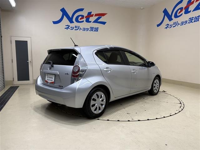 アクア Ｓ　純正ナビ　ワンセグＴＶ　ブルートゥース　リヤカメラ　ＥＴＣ　キーレスエントリー　オートエアコン　パワーウィンドウ　パワーステアリング　デュアルエアバッグ　スペアタイヤ　ロングラン保証（8枚目）