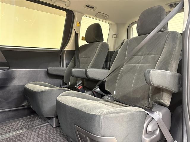 ヴォクシー X Lエディション 1オーナ 助手席エアバッグ 記録簿有 盗難防止 キ-レス 全席パワーウインドウ ATエアコン AUX ETC装備 Wエアコン リアカメラ メモリーナビ 三列シート 運転席エアバッグ ABS パワステ(24枚目)