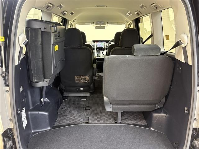 ヴォクシー X Lエディション 1オーナ 助手席エアバッグ 記録簿有 盗難防止 キ-レス 全席パワーウインドウ ATエアコン AUX ETC装備 Wエアコン リアカメラ メモリーナビ 三列シート 運転席エアバッグ ABS パワステ(27枚目)