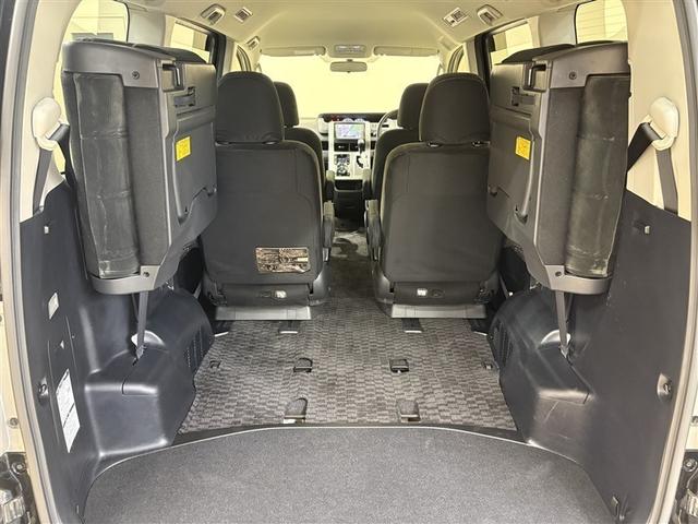 ヴォクシー X Lエディション 1オーナ 助手席エアバッグ 記録簿有 盗難防止 キ-レス 全席パワーウインドウ ATエアコン AUX ETC装備 Wエアコン リアカメラ メモリーナビ 三列シート 運転席エアバッグ ABS パワステ(28枚目)