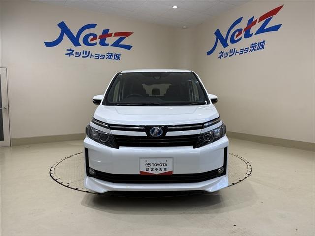 ヴォクシー ハイブリッドＶ　１０型純正ナビ　フルセグＴＶ　ブルートゥース　後席モニター　リヤカメラ　ＥＴＣ　ドライブレコーダ　スマートキー　オートエアコン　シートヒーター　クルーズコントロール　ＬＥＤライト　両側電動ドア　アルミ（4枚目）