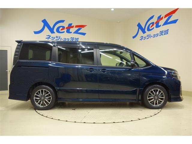 ヴォクシー ZS 両電動スライドドア 地デジ 盗難防止システム オートエアコン ダブルエアバッグ DVD再生可 ETC LEDヘッドライト キーレスエントリー メモリーナビ ナビTV AUX 3列シート 横滑り防止(6枚目)