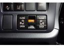 運転席から電動スライドドアのスイッチを押すだけで電動スライドドアの開閉ができます。