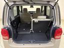 後席は分割可倒式リヤシート。長めの荷物を載せるときにいいですね。