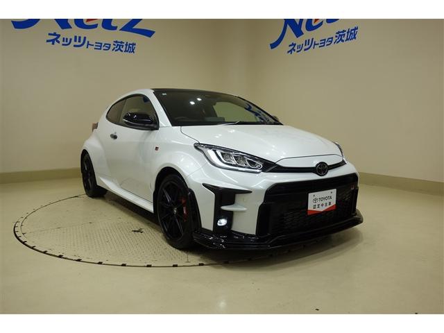 ＧＲヤリス ＲＺ　ハイパフォーマンス　ファースト　エディション　６ＭＴ　ディスプレイオーディオナビ　ブルートゥース　リヤカメラ　ＥＴＣ　スマートキー　オートエアコン　シートヒーター　クルーズコントロール　ＬＥＤライト　アイドリングストップ　セーフティセンス　アルミ（4枚目）