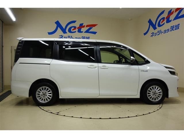 ヴォクシー ハイブリッドＶ　純正ナビ　ワンセグＴＶ　ブルートゥース　リヤカメラ　ＥＴＣ　スマートキー　オートエアコン　シートヒーター　クルーズコントロール　ＬＥＤライト　両側電動ドア　置くだけ充電　アルミホイール　ロングラン保証（6枚目）