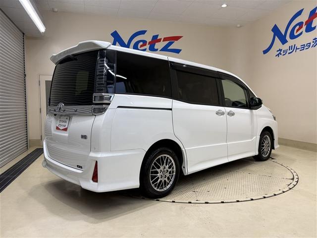 ヴォクシー ハイブリッドＺＳ　煌ＩＩＩ　アイドリングストップ　地デジＴＶ　リヤカメラ　１オナ車　Ｗエアコン　スマートキー　ミュージックプレイヤー接続可　ＤＶＤ再生可　クルコン　ＶＳＣ　キーレス　アルミホイール　ナビ＆ＴＶ　ＬＥＤヘッドランプ（8枚目）