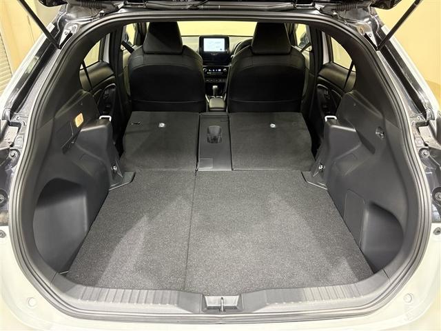 ヤリスクロス ハイブリッド　ＧＲスポーツ　ワンオーナー車　衝突軽減　オートクルーズコントロール　ＬＥＤヘッド　Ｂカメラ　キーレス　スマートキー　アイドリングストップ　イモビライザー　オートエアコン　横滑り防止装置　記録簿　ＥＴＣ（32枚目）