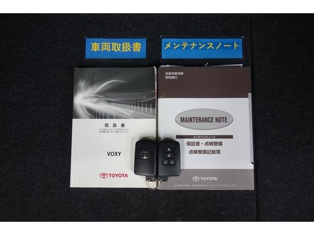 ヴォクシー ハイブリッドＶ　９型純正ナビ　フルセグＴＶ　ブルートゥース　ＤＶＤ再生　リヤカメラ　ＥＴＣ　スマートキー　オートエアコン　シートヒーター　クルーズコントロール　ＬＥＤライト　両側電動ドア　セーフティセンス　アルミ（30枚目）